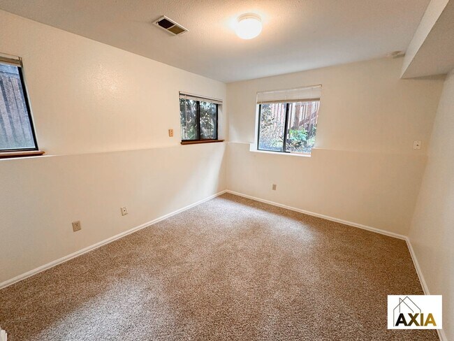 Building Photo - 4BD/2BA Fall Pre-Lease in Quiet Neighborhood!