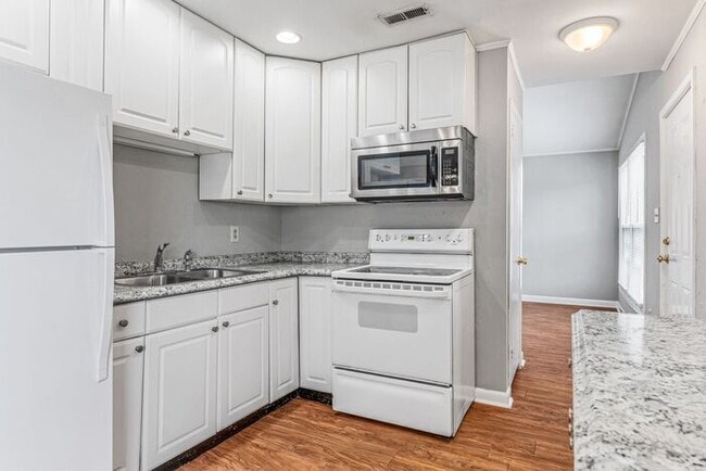 Building Photo - NE – Desirable Neighborhood, Brick Home, W...