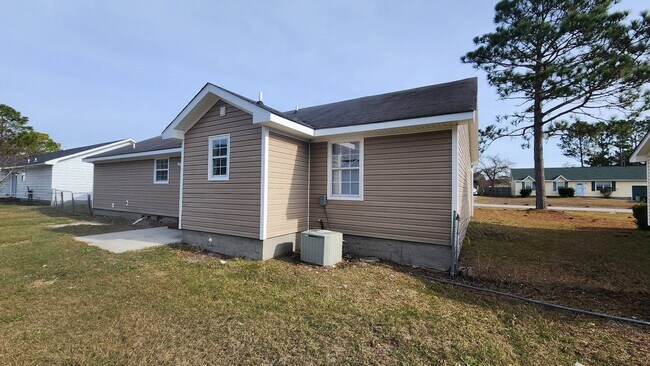 Building Photo - 208 S Ginger Dr