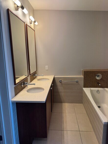 Building Photo - 912 Channelside Dr