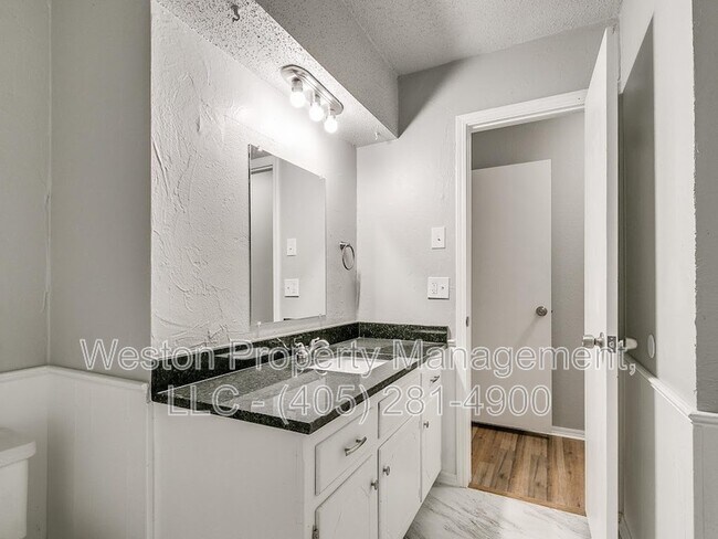 Building Photo - 1011 Crown Dr