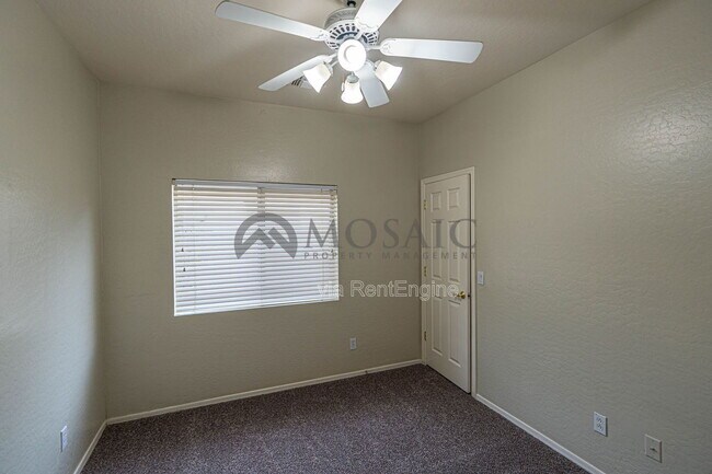 Building Photo - 883 E Powell Way