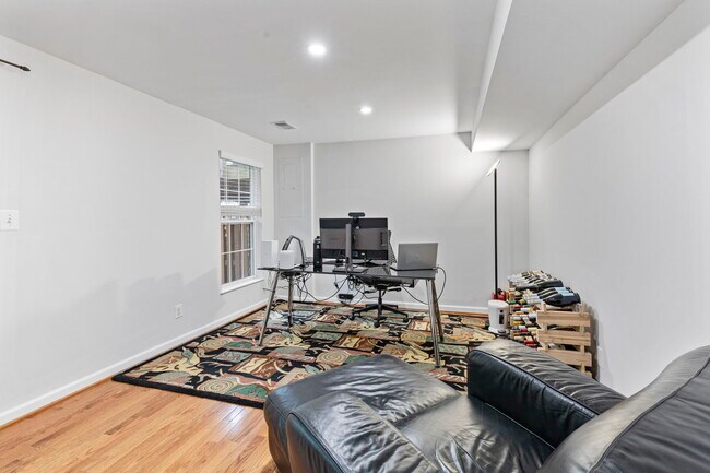 Building Photo - 2025 N Buchanan Ct