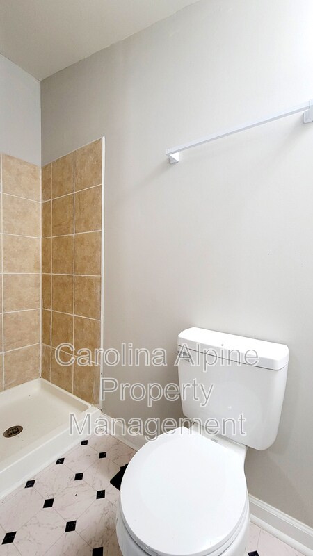 Building Photo - 2037 Pine Dr