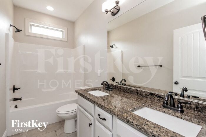 Building Photo - 172 Greythorn Dr
