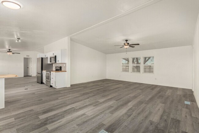 Building Photo - 1.25 Acre 5 Bedroom 3 Bathroom Horse Property in Florence!