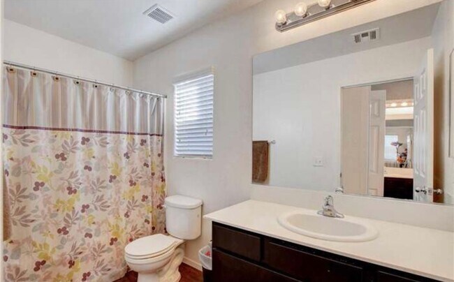 Building Photo - 4 Bed 3 Bath