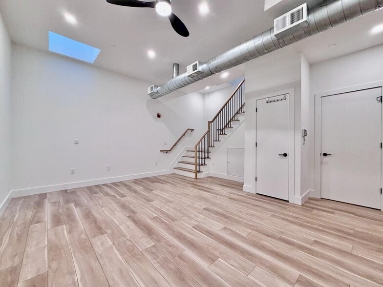 Building Photo - 375 Monmouth St