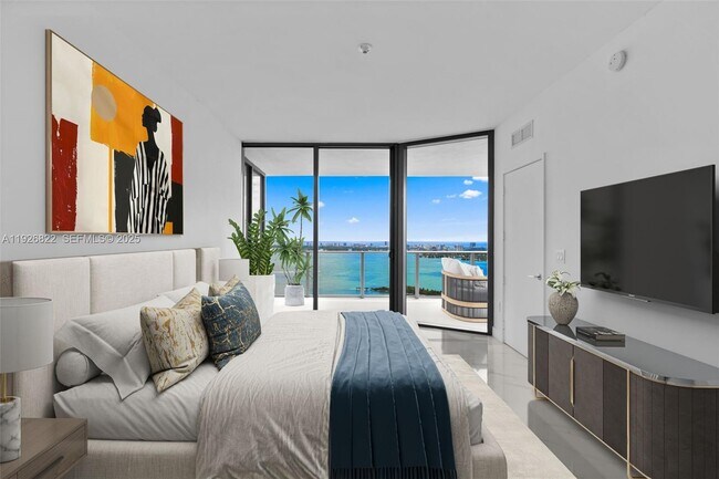 Building Photo - 700 NE 24th St