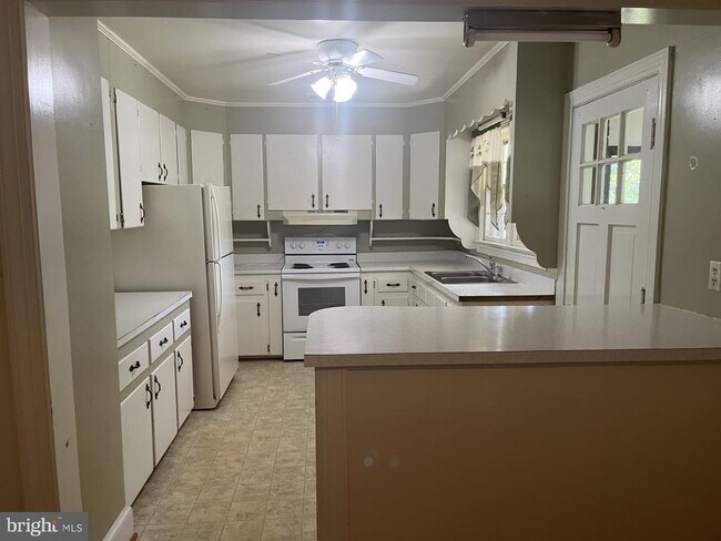 Building Photo - 4906 Hood Dr