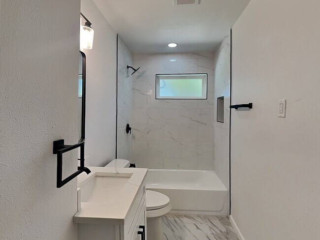 Building Photo - 2111 Melissa St