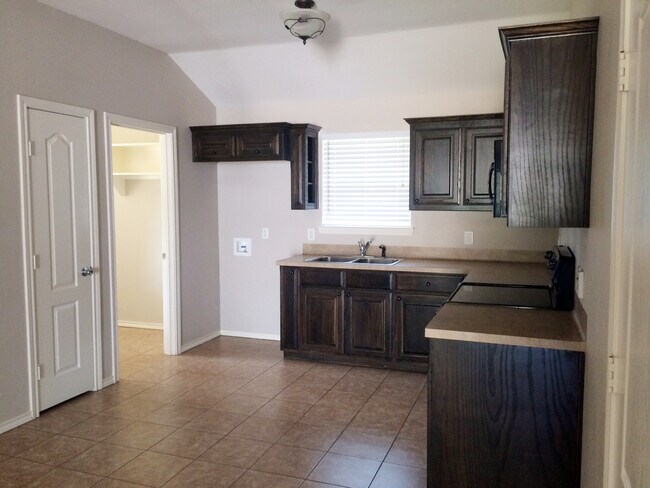 Building Photo - AVAILABLE! 3 Bedroom Duplex for Rent in Lindale!