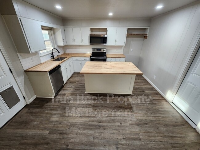 Building Photo - 525 Rebecca Ln