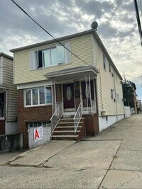 Building Photo - 22 E 18th St