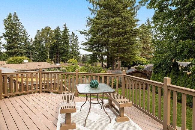 Building Photo - 5bd/3.5ba Bellevue Home