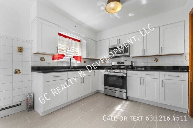 Building Photo - 2517 N Laramie Ave