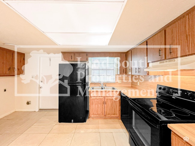 Building Photo - 729 W Daughtery Rd