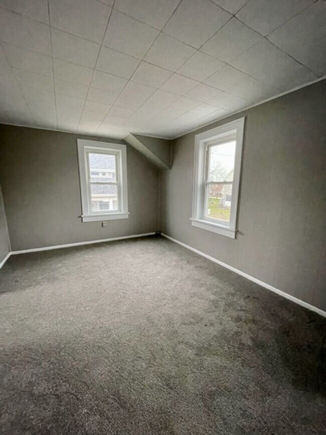 Building Photo - CUTE + COZY 1 Bedroom Duplex Available!