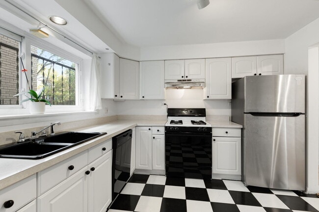 Building Photo - 7070 N Ridge Blvd