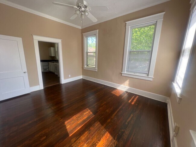 Building Photo - 1860/1862 Court Avenue