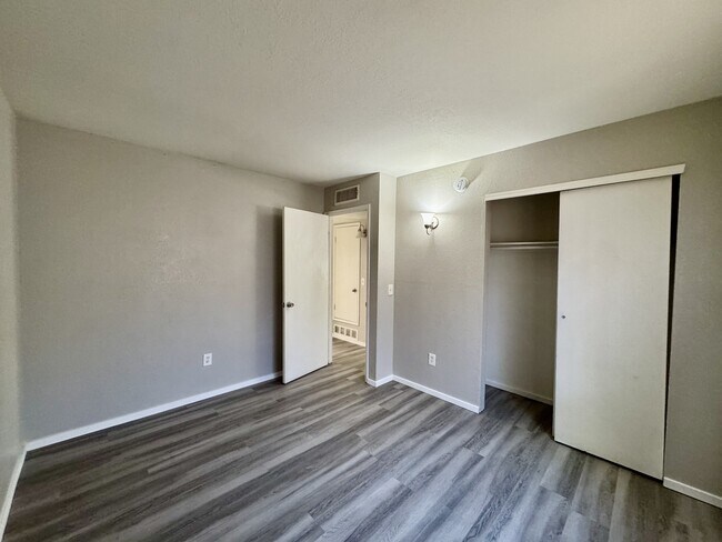 Building Photo - 2643 N Alvernon Way