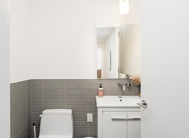 Building Photo - 140 Fulton St