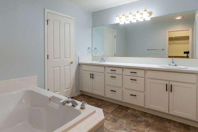Building Photo - 16130 SW Loon Dr