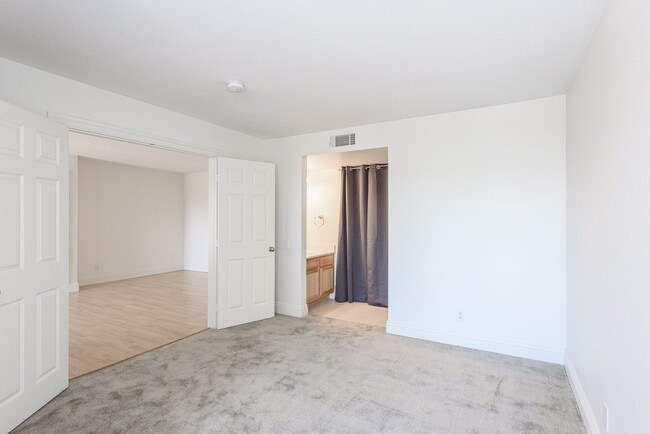 Building Photo - Quiet, Unit in Santee with View!