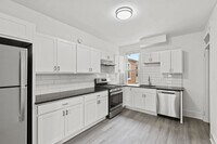 Building Photo - Spacious 1 Bedroom Apartment with Den - In Unit Laundry!