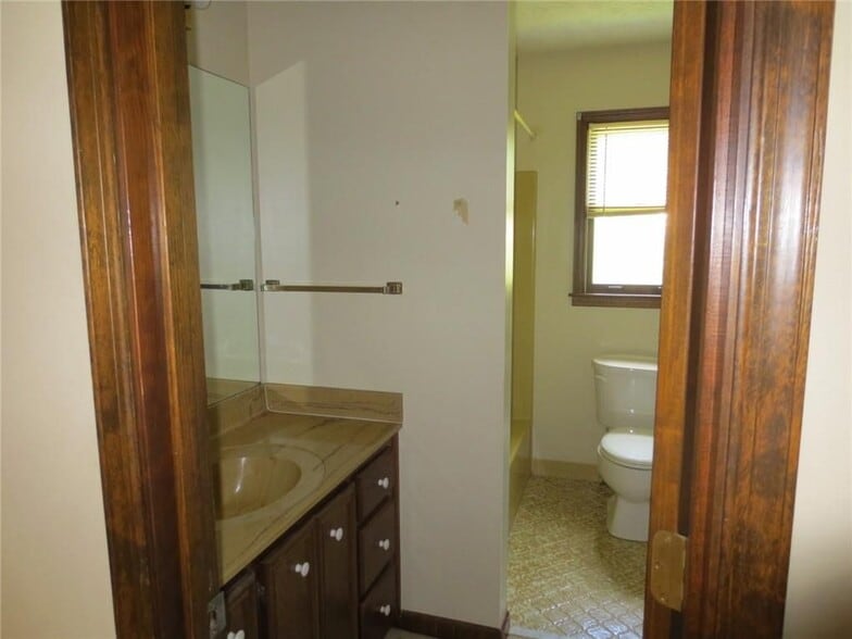 Building Photo - 220 Lantern Ridge Ct