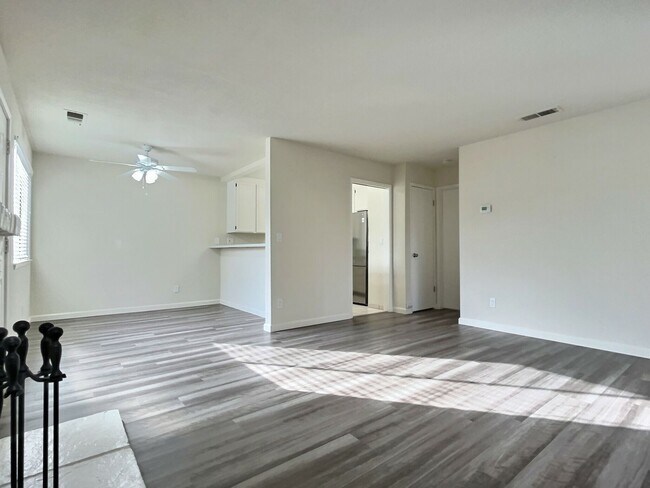 Building Photo - 1 Bed/1 Bath Updated Condo with Great Amen...