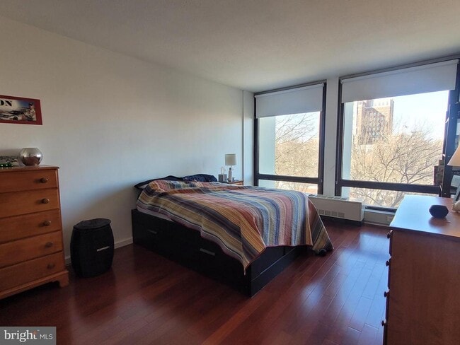 Building Photo - 200 Locust St