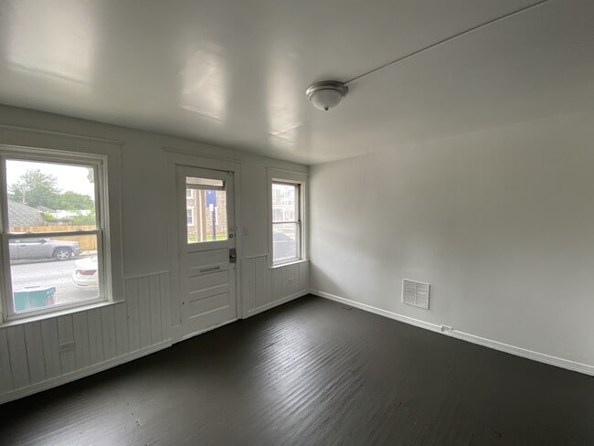 Building Photo - 909 E Philadelphia St