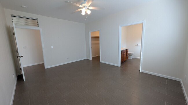 Building Photo - Spacious 4 bed 3 bath home near Diamond Head