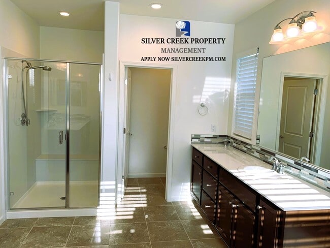 Building Photo - GORGEOUS 4 BED 3BATH HOME - DOWNSTAIRS BED...
