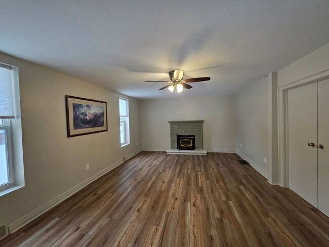 Building Photo - Four Bedroom House Available in Battle Creek!