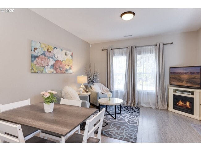 Building Photo - Incredible 2 Bed 1.5 Bath + Den  in N Portland near Peninsula Park! A/C and More!