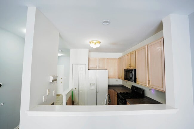 Building Photo - 2441 Oneida Ln