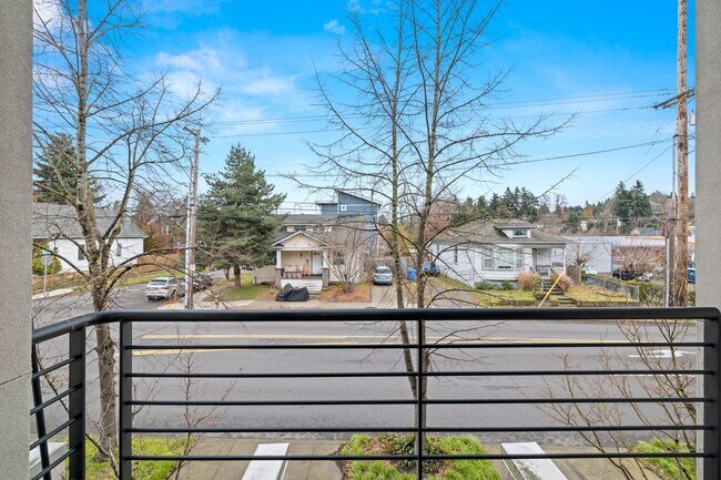 Building Photo - 2 BR 2 BA Townhome in North Tabor- 3 Levels!