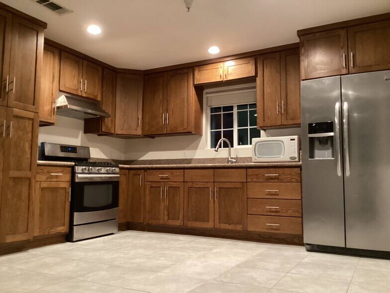 Building Photo - 723 1/2 N Kingsley Dr