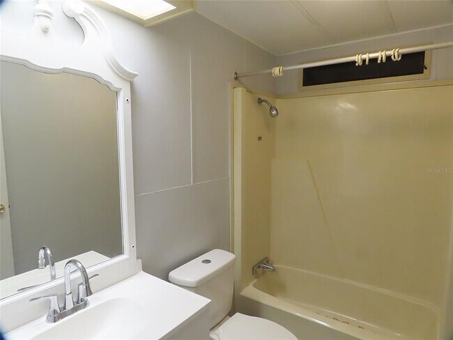 Building Photo - 1077 Quail Dr