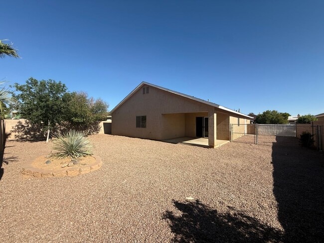 Building Photo - 3 Bedroom 2 Bathroom Home