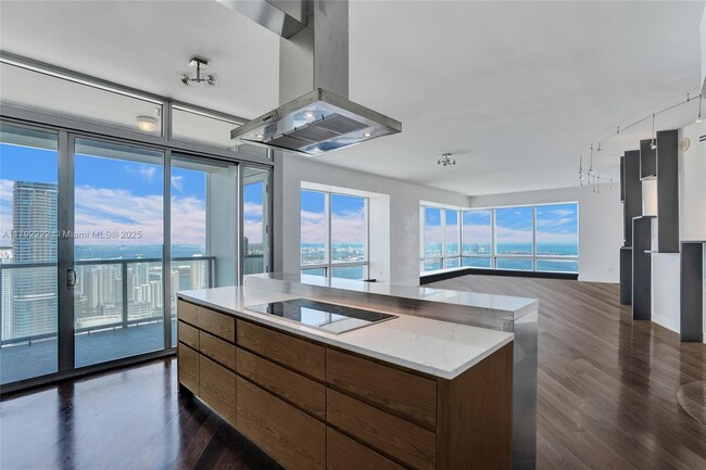 Building Photo - 1425 Brickell Ave