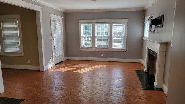 Building Photo - Renovated 3 Bedroom 3 Bathroom