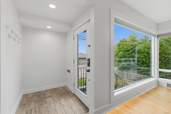 Building Photo - 5306 Beach Dr SW