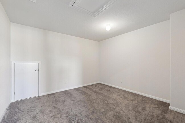 Building Photo - 308 Castlefields St