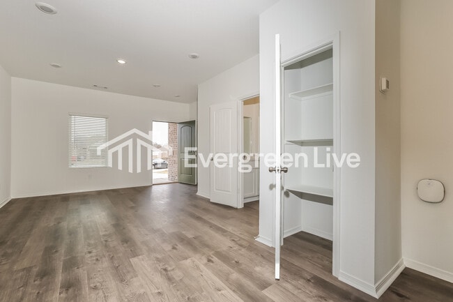 Building Photo - 1255 Tsar Rd