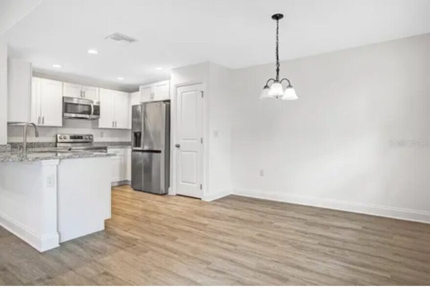 Building Photo - 415 Lark Ct