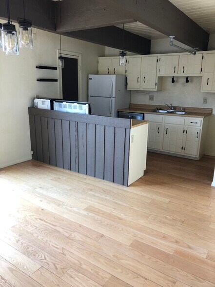 Kitchen - 554 Cartier Ct