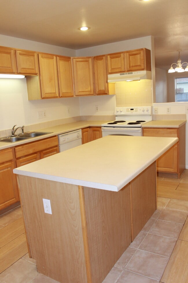 Building Photo - 7330 Kearney St